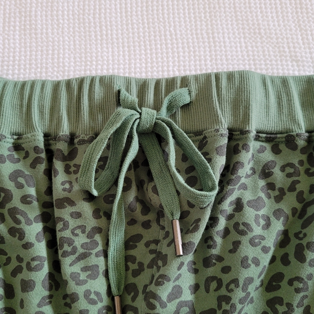 Blank NYC🗽Leopard🐆 Print Lounge Shorts - NWT - Picture 5 of 14